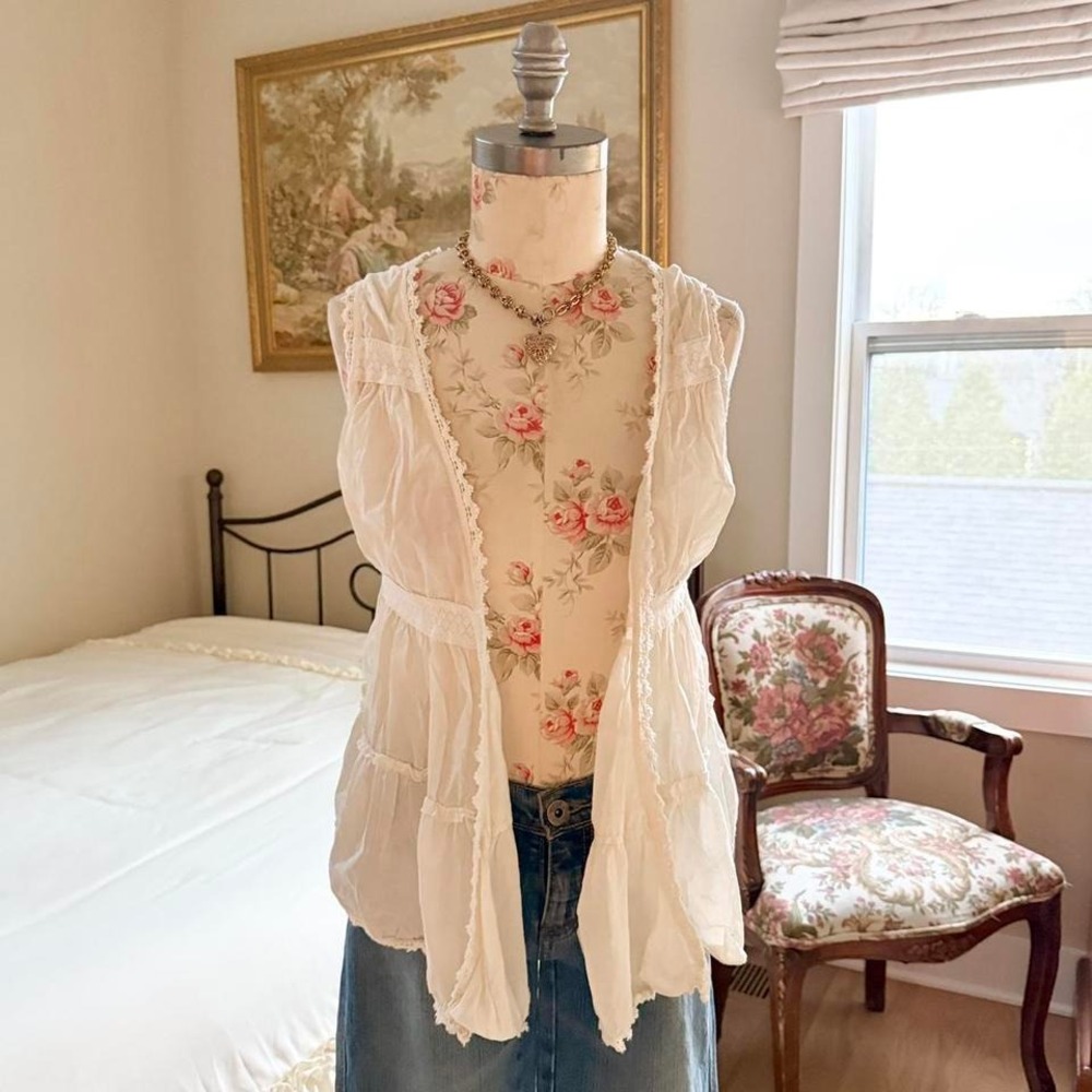 white‎ boho ruffle vest fits like a small